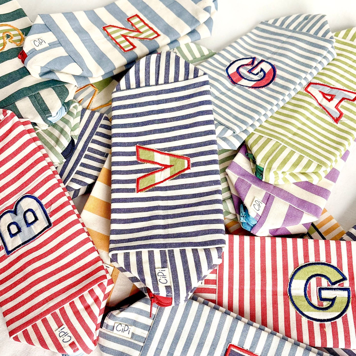 trousse con lettera applique