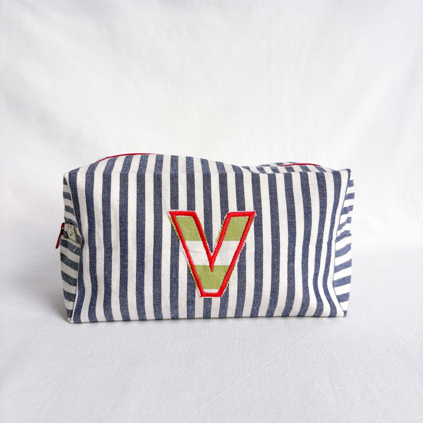 trousse con lettera applique