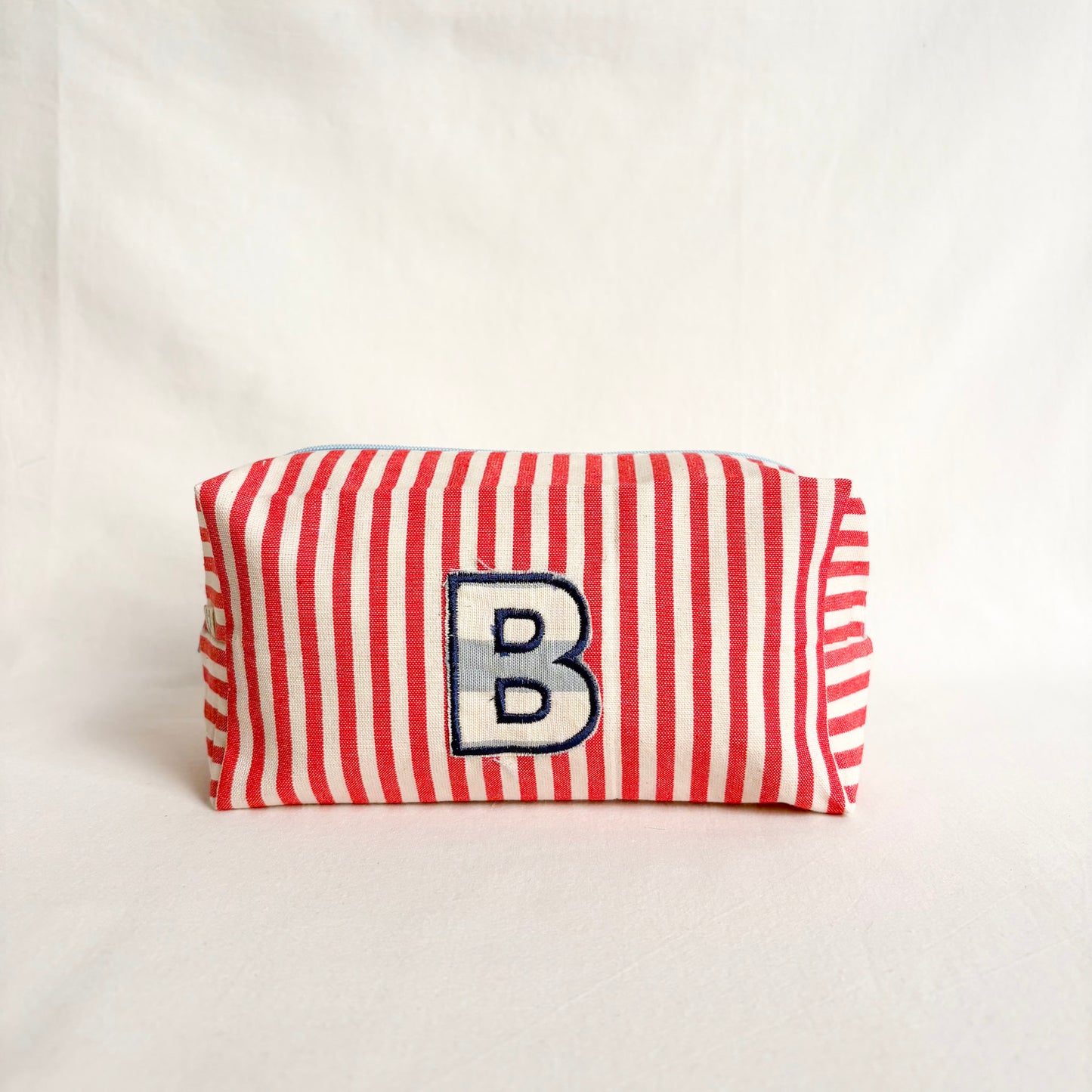 trousse con lettera applique