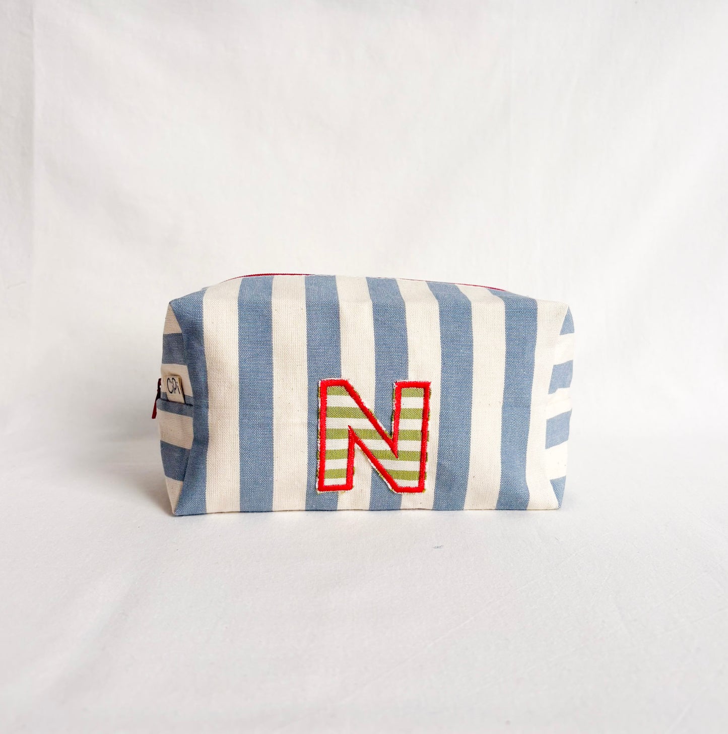 trousse con lettera applique