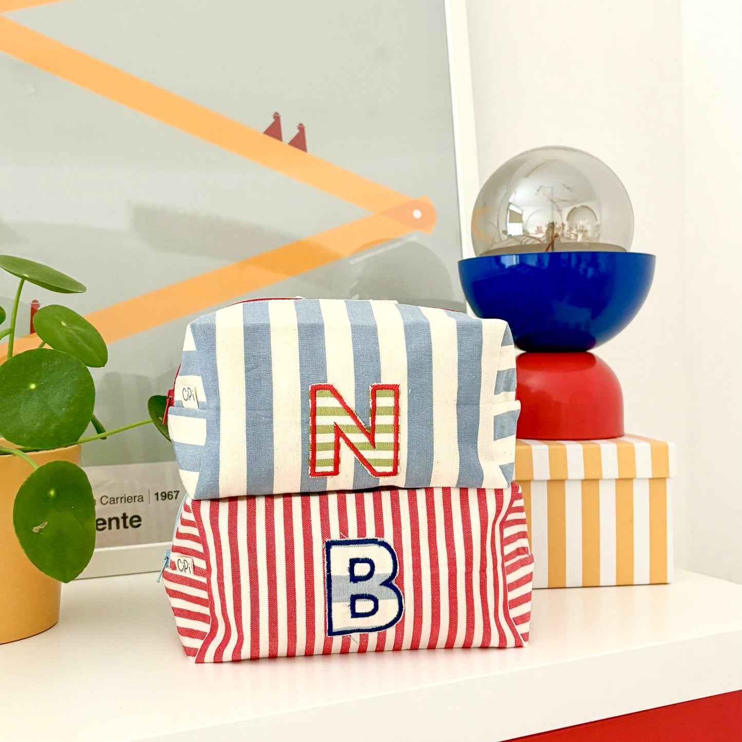 trousse con lettera applique