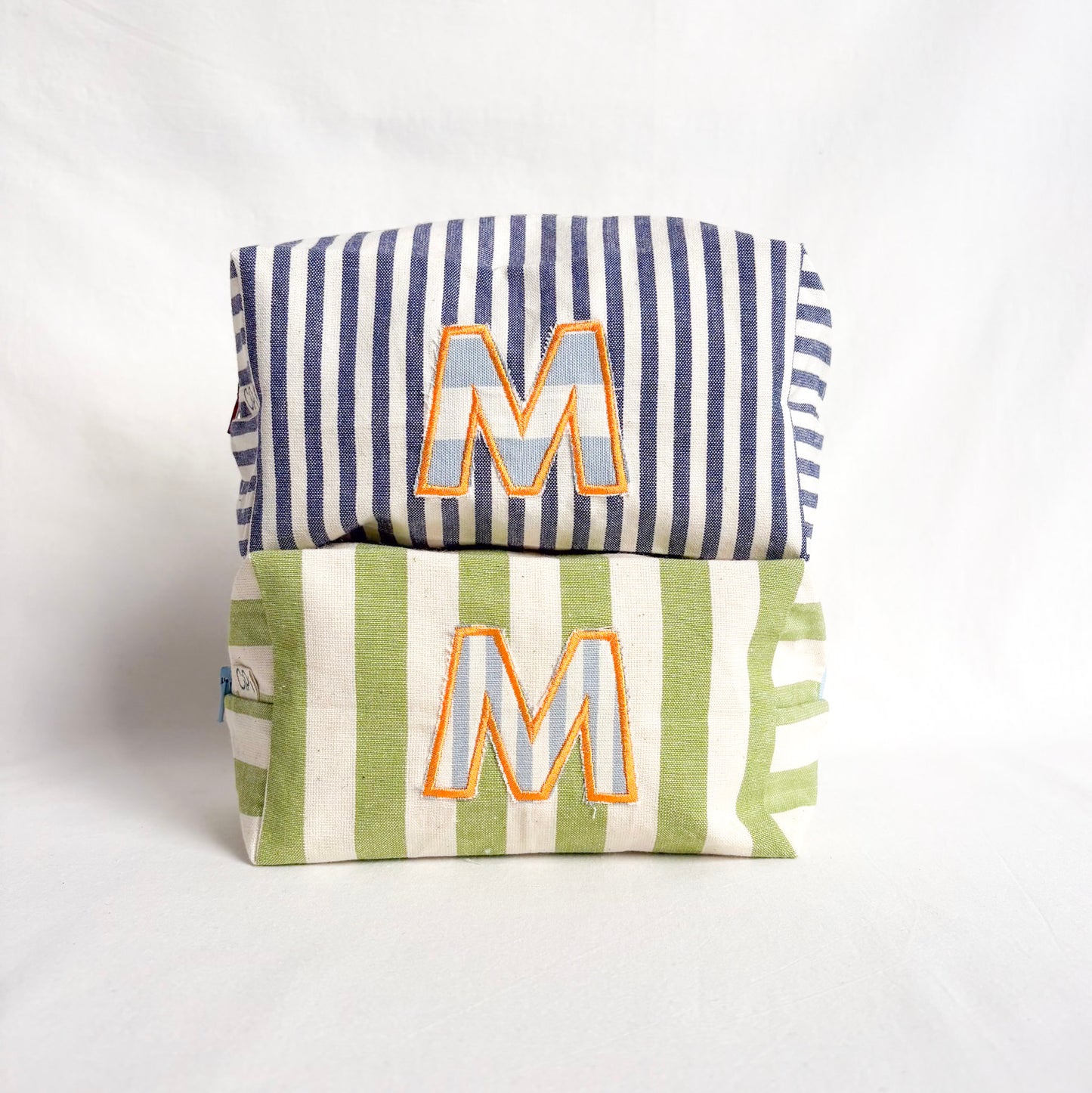 trousse con lettera applique