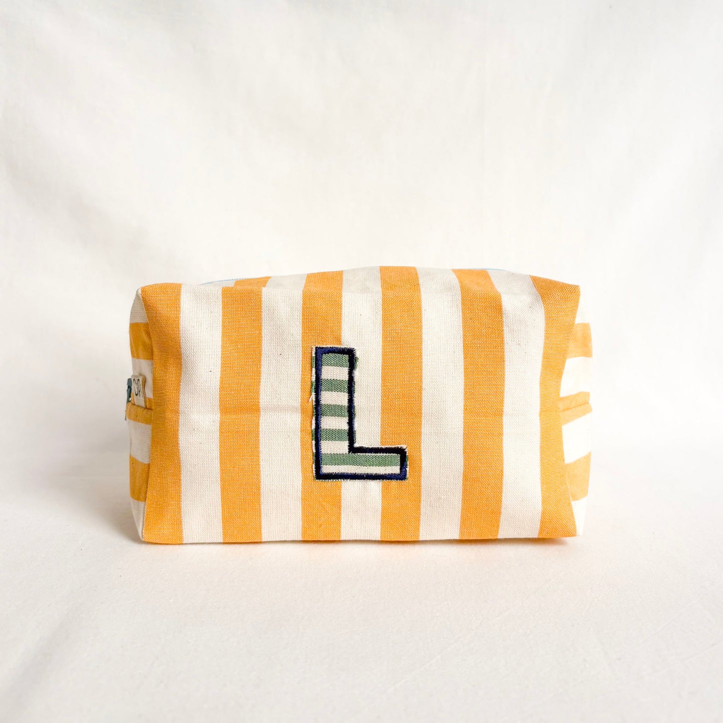 trousse con lettera applique