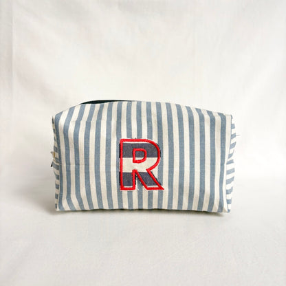 trousse con lettera applique