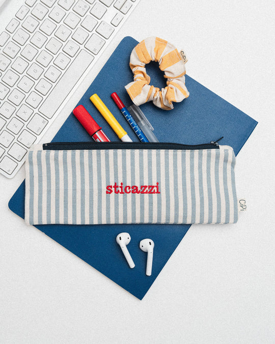 righe piccole azzurre - ricamo rosso