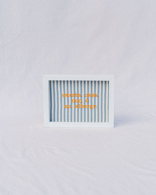 righe piccole azzurre - ricamo giallo