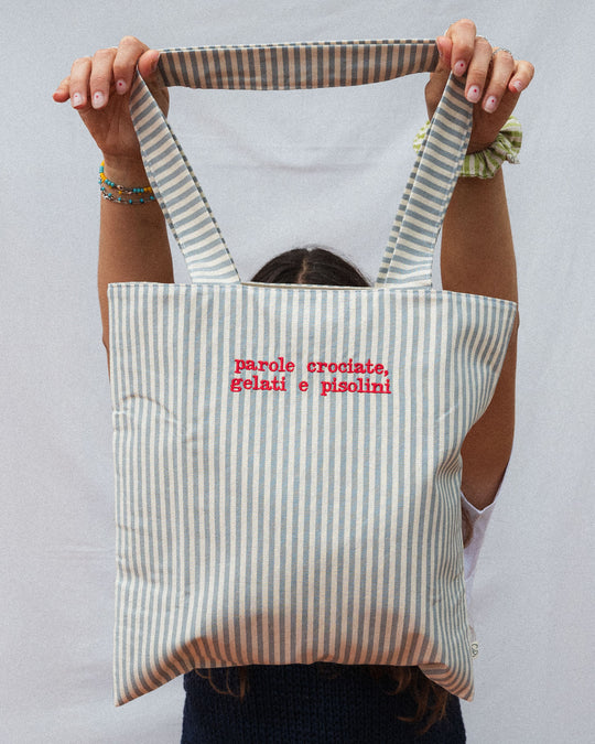 righe piccole azzurre - ricamo rosso